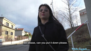 Nadia Lapiedra a szemüveges tetkós tini spiné bekapja a hímtagot - Pornoflix