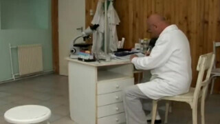 Gyuribácsi a nőgyógyász megbasz egy dzsipó pinát - Pornoflix