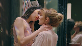 Evelin Elle és Kelly Collins a tinédzser leszbikus csajok nyalják egymást - Pornoflix