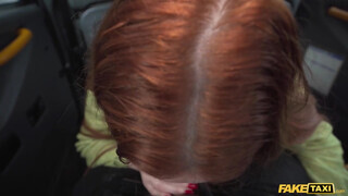 Eva Berger a vörös hajú milf megdugva a taxiban - Pornoflix