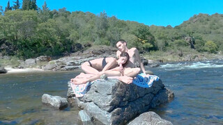 Baszás a sziklákon a folyóparton egy amatőr párral - Pornoflix