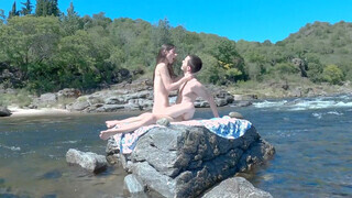 Baszás a sziklákon a folyóparton egy amatőr párral - Pornoflix