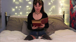 Sophia Wolfe a tini szuka olvasás közben peckezik - Pornoflix