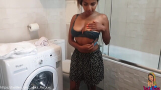 Latika Jha a bombázó indiai csajszi megkúrelva a fürdőben - Pornoflix