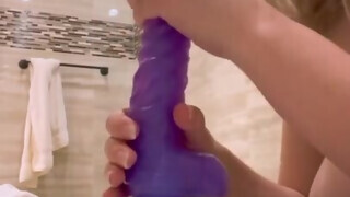 Maszturbálás a fürdőben egy óriási műpénisszel - Pornoflix
