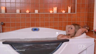 Anastasia Sweet a csinos francia lány megmutatja a fürdőben a testét - Pornoflix