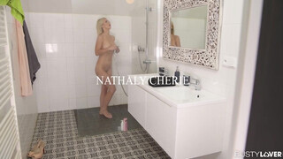 Nathaly Cherie a óriási mellű világos szőke milf lyuka és popsija is megkefélve - Pornoflix