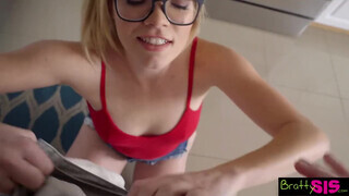 Katie Kush a szemüveges nevelő húgi megkúrelva a konyhában - Pornoflix