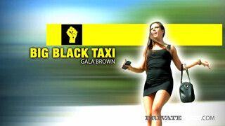 Gala Brown a taxiban kefél a fekete sofőrrel - Pornoflix