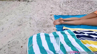 Serena Santos a gigászi csöcsű dél amerikai lány a tengerparton megdolgozva - Pornoflix