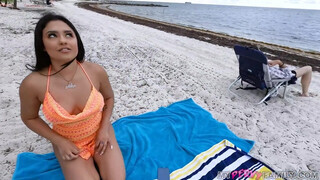 Serena Santos a bombázó brazil csajszika megkamatyolva a tengerparton - Pornoflix