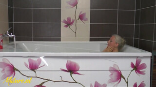 Idősödő nő és az új szeretője a fürdőben basznak - Pornoflix