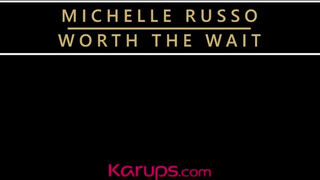 Michelle Russo bekapja már a konyhában a fiatalabb csávó kíméletlen faszát - Pornoflix