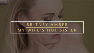 Britney Amber a ellenállhatatlan csöcsös milf cicije és cunija megdöngetve - Pornoflix