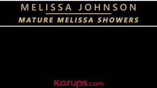 Melissa Johnson a nagyméretű didkós korosodó nő a kádban maszturbál - Pornoflix