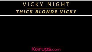 Vicky Night a méretes keblű szöszi szépkorú nő kényezteti a punciját - Pornoflix