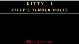 Kitty Li a szöszi méretes keblű milf kényezteti magát - Pornoflix