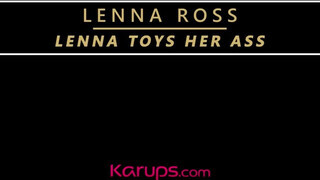 Lenna Ross izgatja a kufferjét egy műbrével - Pornoflix