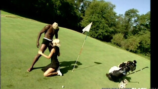 Sylvia Sun a golfpályán bekúrva jó orbitális fekete farokkal - Pornoflix