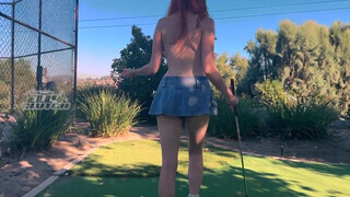 Elly Clutch a nagyméretű csöcsű vörös hajú kiscsaj golfpályán kefél - Pornoflix