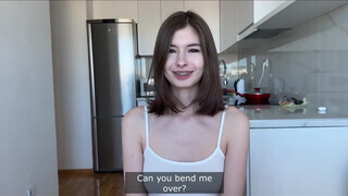Cutie Kim a csábító karcsú orosz kisasszony megkúrelva az ágyon - Pornoflix