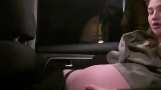 Alyx Star a tini amatőr gigászi cickós nőci az uber kocsiban peckezik - Pornoflix