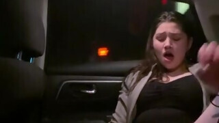 Alyx Star a tini amatőr gigászi cickós nőci az uber kocsiban peckezik - Pornoflix