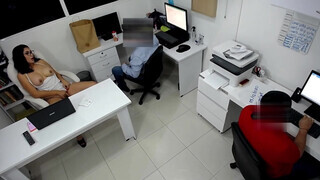 martinasmith a csöcsös spiné az irodában kupakol a munkatársával - Pornoflix