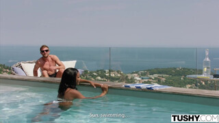 Samantha a fekete turista pipi ánuszba kurelva a medence parton - Pornoflix