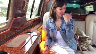 Tara Summers a limuzinban cumizza le a hapekja farkát - Pornoflix