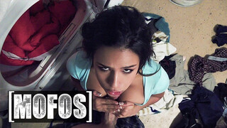 Autumn Falls a izgató spanyol kiscsaj kebelbe és punciba tolva - Pornoflix