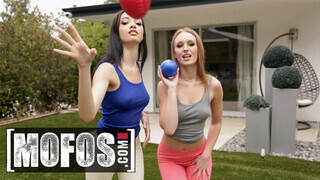 Daisy Stone és Scarlett Bloom a szép tinédzser biszexek csajok édeshármasban pajzánkodnak - Pornoflix