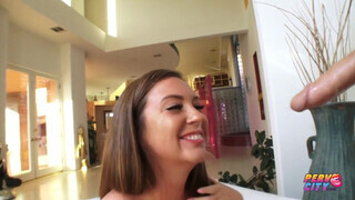 Maddy O’Reilly, a népszerű pornósztár, egy intenzív és kerek jelenetben mutatja meg mélytorok képességeit a PervCity produkciójában. A videóban, amely számos platformon elérhető, Maddy minden érzékiségét és merészségét beveti, hogy lenyűgözze a nézőket. E