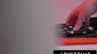 Ebben a rendkívül intenzív jelenetben Casey Calvert és Victoria Voxxx, kettő domináns femdom, átveszik az irányítást az alázatos tini, Maya Woulfe felett. A videó egy szigorú fegyelmezési folyamatot mutat be, ahol a BDSM elemei és a hatalmi dinamika közpo - Pornoflix