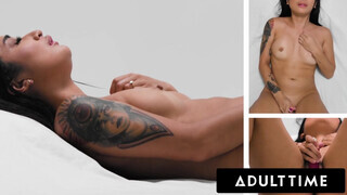 Ez az érzelmes jelenet az Adult Time sorozat része, amelyben Avery Black egyedül, természetes szépségével és érzékiségével mutatja be, hogyan éli át az orgazmust. - Pornoflix