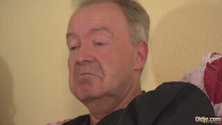 Ebben a jelenetben egy idős, nagyméretű pénisszel rendelkező nagypapa szexuális kapcsolatba lép egy fiatal, szűk puncijú tinilánnyal.