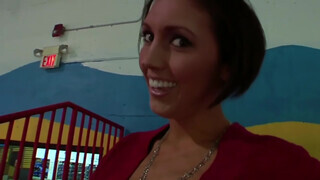Dylan Ryder, a telt csöcsű afroamerikai MILF, különösen élvezi, ha egy könyörtelen farokkal kényeztetik. Szenvedélyes, vad szexben adja át magát a vágyainak, miközben minden mozdulata az élvezetet fokozza. - Pornoflix
