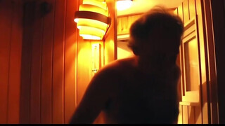 Egy európai csábos nőci izgalmas szexbe bonyolódik egy vén férfival a szaunában. A sex végén arcra élvezés és lenyelés következik, ami még forróbbá teszi az együttlétet.