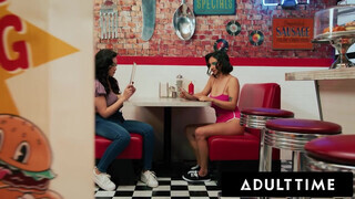 A város egyik forgalmas helyén, egy bárjában kibontakozik egy izgalmas, nyilvános futanari kaland, ahol Lauren Phillips, Chloe Surreal és Hailey Rose vesz részt. Lauren, a formás futanari pincérnő, flörtölő mosollyal fogadja a vendégeket, miközben Chloe é - Pornoflix
