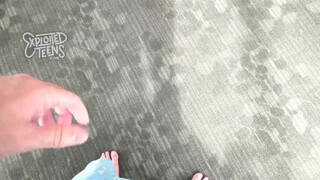 A videóban egy rendkívül apró termetű, mindössze 152 cm magas és 43 kg súlyú tinédzser kiscsaj látható, aki életében először szerepel pornográf felvételen. Törékeny alkata és tapasztalatlansága különleges bájt kölcsönöz a jelenetnek, miközben fokozatosan  - Pornoflix