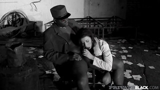 Celine Noiret, a cseh származású pornószínésznő, aki 1982. március 11-én született, egy igazán forró jelenetben látható, ahol egy vörös szemű, termetes fekete farokkal élvezi a gyönyört. A jelenetben Celine Noiret egy fehér nőként jelenik meg, aki hardcor - Pornoflix