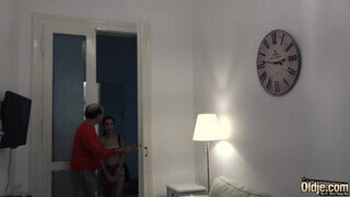 Egy korosabb férfi szenvedélyesen birtokolja egy fiatal, dögös bige testét, majd a csúcsponton különleges módon fejezi ki élvezetét, a szuka lábára élvezve. A korosztályok közötti kontraszt és a speciális fétis fokozza az romantikus feszültséget, miközben - Pornoflix