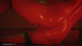 Egy színes bőrű hajú szépség büszkén mutogatja tökéletes testét majd ujjaival játszik magával miközben szenvedélyesen nyög az élvezettől - Pornoflix