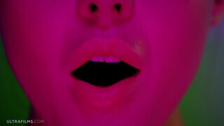 Egy színes bőrű hajú szépség büszkén mutogatja tökéletes testét majd ujjaival játszik magával miközben szenvedélyesen nyög az élvezettől - Pornoflix