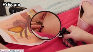 A szőke, vékony, 18 éves Lexi Lore, akinek kék szemei, apró, hetyke mellei és feszes, dögös segge van, mindig is kíváncsi volt az fenék szexre, de eddig csak a dildóival kísérletezett. A hosszú lábú, piercinges nyelvű tini, akinek szöszi haja lófarokba kö