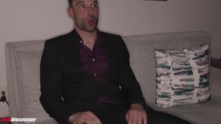 Ebben a forró és szemérmetlen jelenetben Bambi Barton, a szőke, karcsú, harmincas éveiben járó MILF, akinek feszes, szívdöglesztő mellei és szűk, lucskos lyuka tökéletesen kiemeli vadító vonásait, titkos viszonyba keveredik. A hosszú lábú, kívánatos feles - Pornoflix