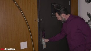 Egy frissen házas, vadító afroamerikai hajú nő, Suttin, aki alig néhány hete mondta ki az igent, máris képtelen hűséges maradni. A 165 cm magas, karcsú, 34C-26-36 méretekkel rendelkező, szép menyecske selymes bőre és szívdöglesztő tekintete minden kant le