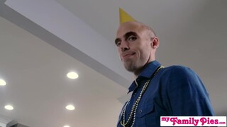 Ebben a perverz, szókimondó jelenetben egy dögös, vékony, néger hajú tinédzser bige és mostohafivére kurvája között zajlik a feszültséggel teli játék. A pipi nem hagyja, hogy a helyzet túl komoly legyen, lehengerlő csókjával provokálja a srácot, miközben 