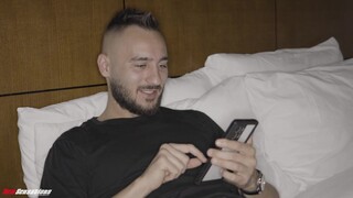 Armani Black, a dögös, csoki bőrű, telt idomú argentin milf nem elégszik meg a hétköznapi élvezetekkel – amikor egyedül marad a hotelben, egy igazi, nagyméretű brutális farokra vágyik. Armani vadító ruhában, szexi mosollyal vadászik, majd amikor megtalálj - Pornoflix