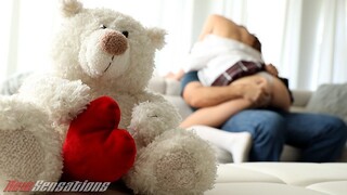 Athena Heart, a fiatal, csoki hajú, szexy diáklány Valentin-napon nem éri be egy cuki ajándékkal – ő igazi, kíméletlen élvezetre vágyik. Rövid szoknyában, szűk felsőben csábítja el a srácot, és minden gátlást levetkőzve adja át magát a vad szexnek. Athena - Pornoflix